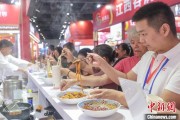 合财八字“嗦粉”经济火热 中国多地“食力”出圈