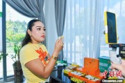 合财八字泰国主播品三亚榴莲：“尝到了家乡味”